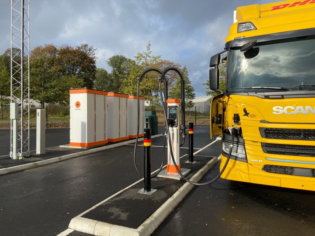 Scania-Elektro-Lkw beim Laden an einer Kempower-Ladestation