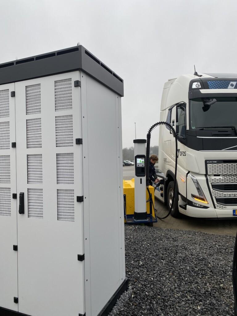 Kempower and Kenter realize first charging-hub for electric trucks for DFDS in Winterswijk