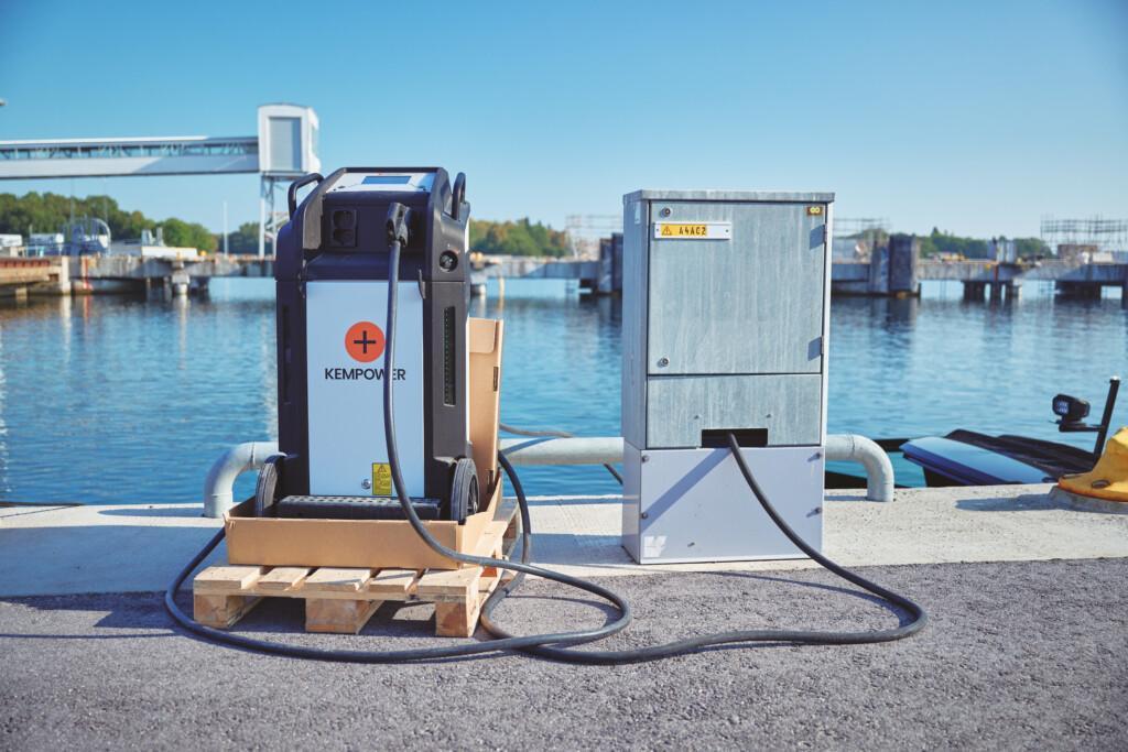 Kempower Movable Charger connected to the existing power grid at the harbor in Kappelskär.